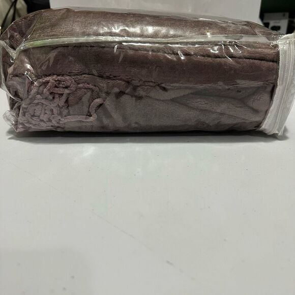 Grace Elizabeth Luxury Linens | Hand Knotted Fringe Throw Blanket | Oversize 50” - Picture 5 of 6